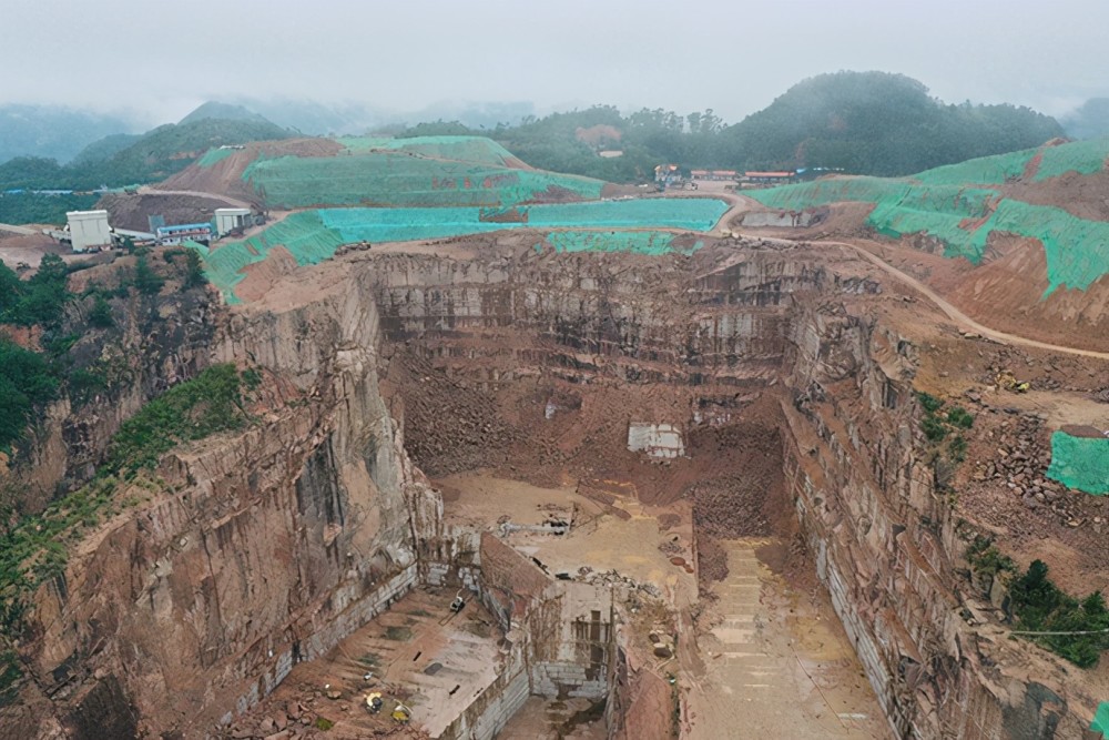 广西岑溪市花岗岩矿山“开膛破肚”粗放式开采,生态破坏严重