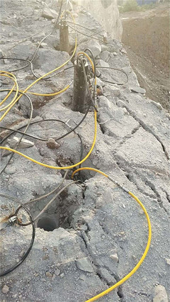 花岗岩地基开挖劈裂机娄底石材荒料开采分裂机价格